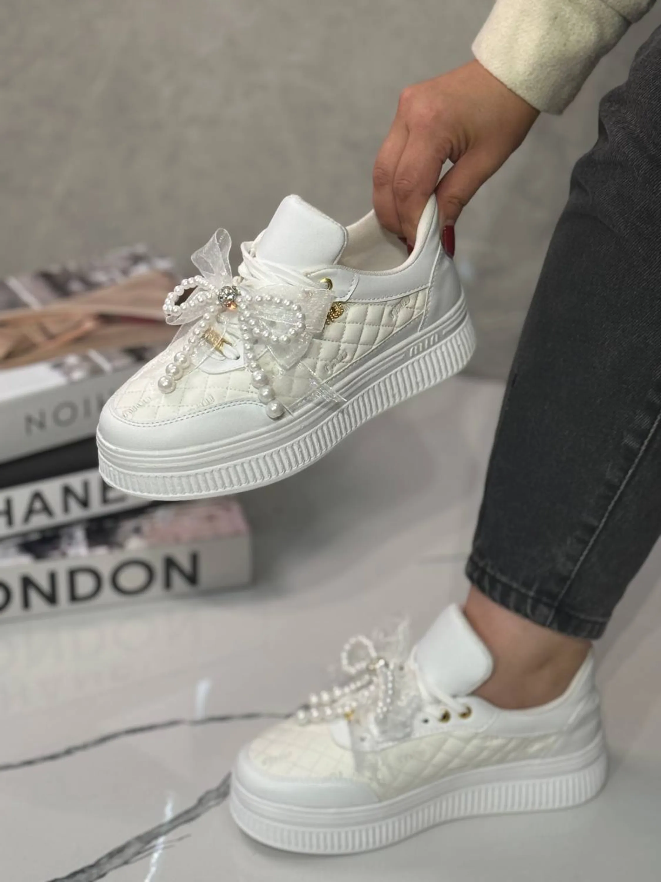 اسنیکرز لژدار مجلسی پاپیون مرواریدی