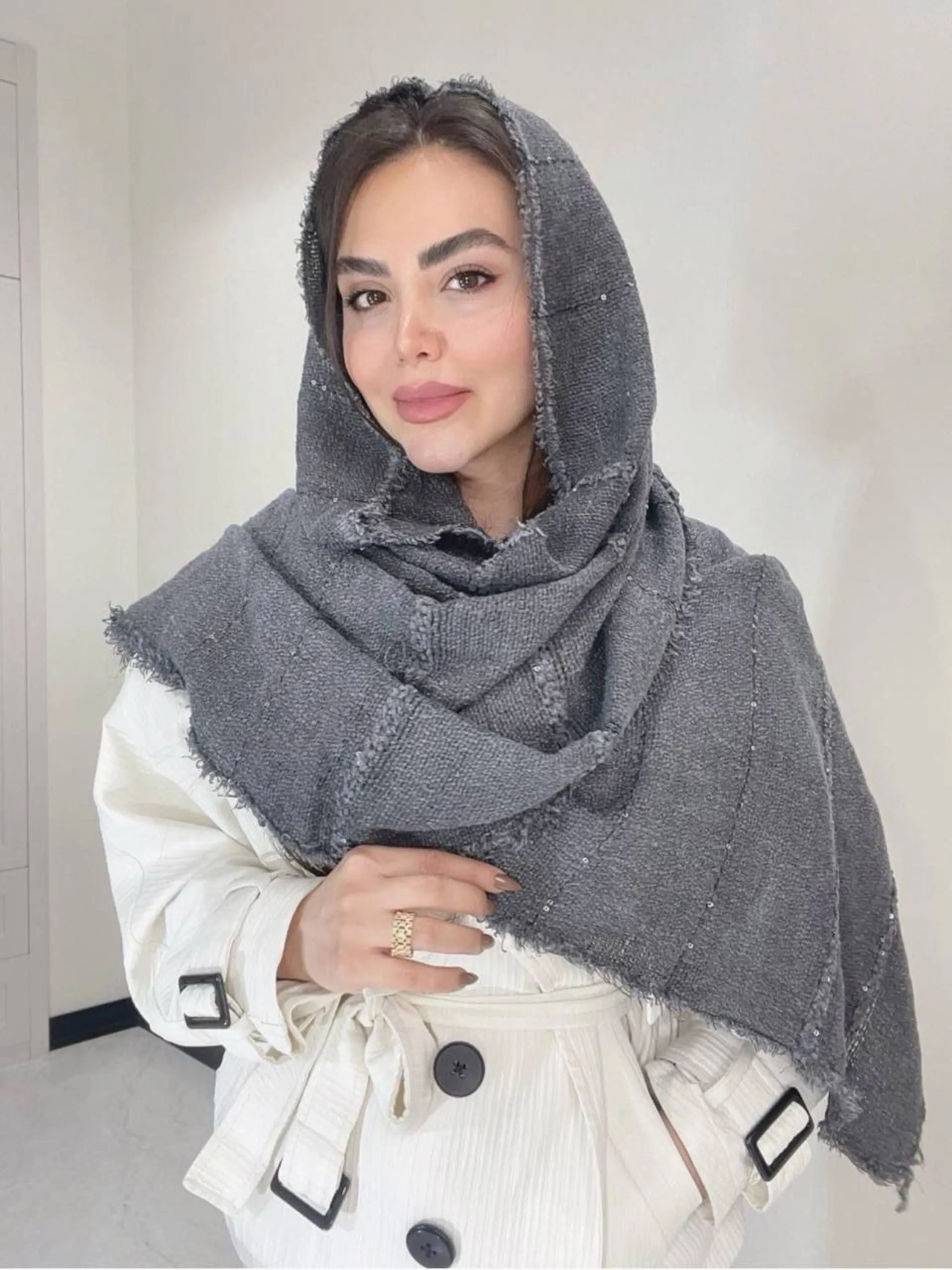 شال زنانه بوکله پولکی دور ریش وارداتی (کالکشن پاییز 2026، ابعاد 70×190)
